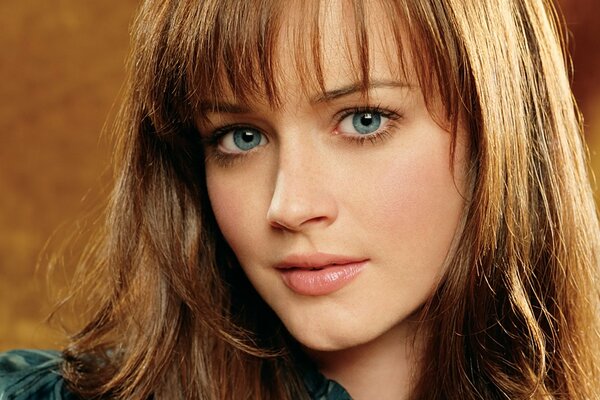 L actrice Alexis Bledel, aux cheveux noirs avec de beaux yeux