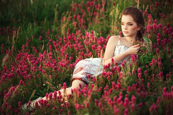 Mädchen-Feld auf dem Rasen mit Blumen