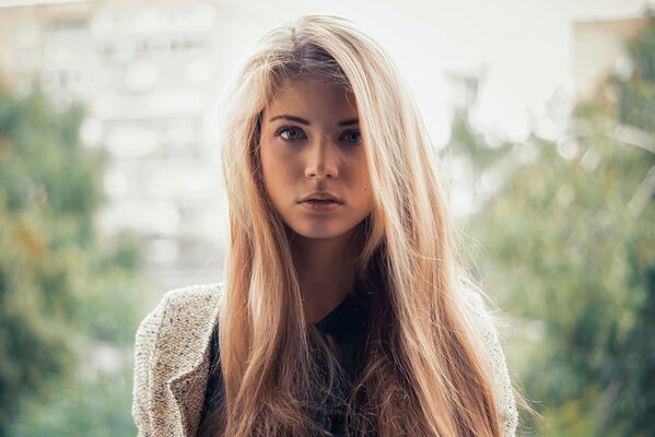 Cheveux longs. Blond. Portrait