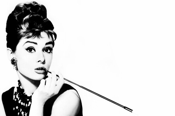 L actrice Ordi Hepburn pose avec une flèche dans ses mains