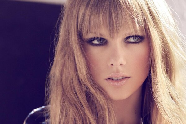 Deep look of sophisticated Taylor Swift