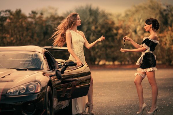 Chicas en la pista en un coche elegante