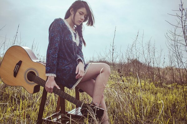 Jolie fille asiatique avec une guitare