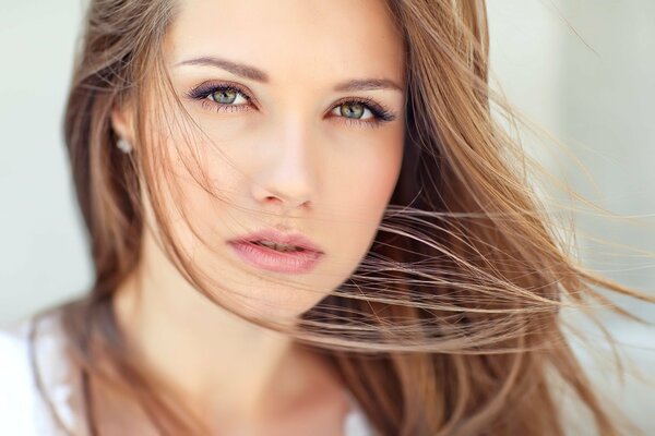 La mirada de la pensativa chica con el pelo largo