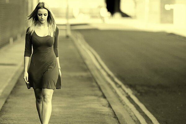 Девушка в платье гуляет по улицам города