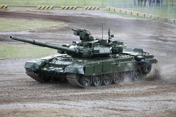 Tanque T-90, ejercicios en el sitio de prueba en condiciones de grzewy