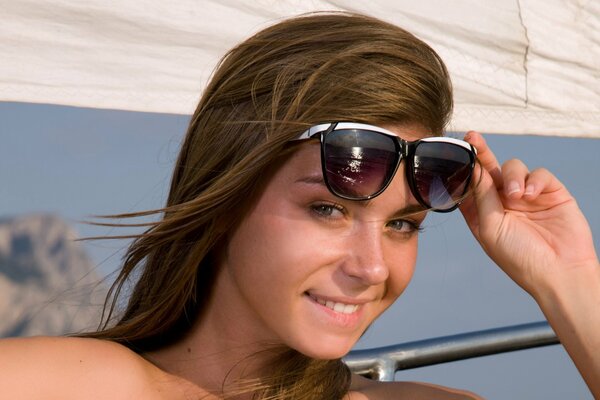 Модель Наталья е в солнечных очках