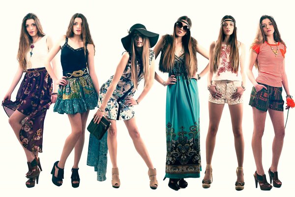 Девушки модели демонстрируют летнюю одежду