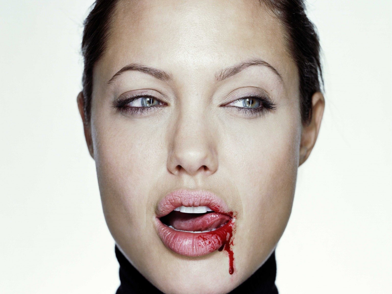 angelina jolie krew oczy