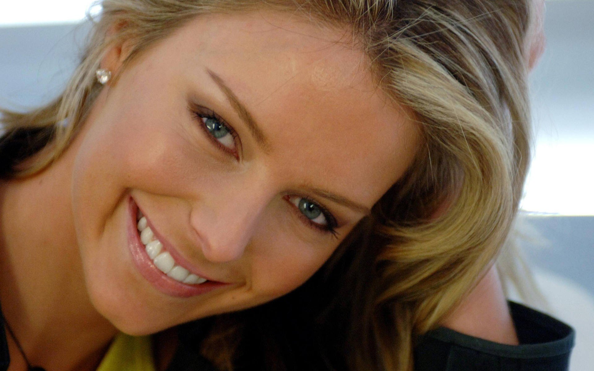 jennifer hawkins il sorriso