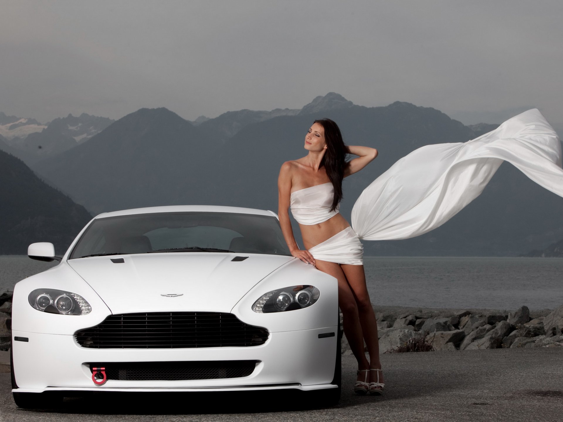 aston martin v8 vantage ragazza