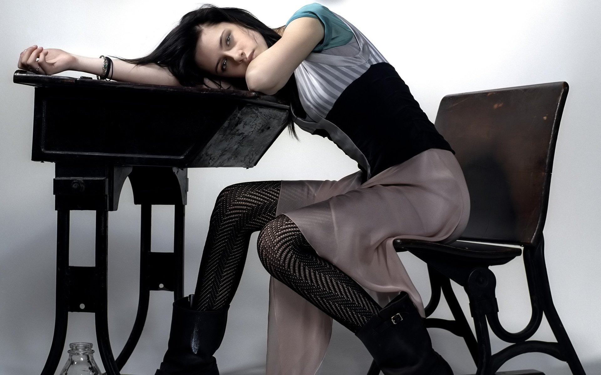 kristen stewart brunette collants table chaise vue