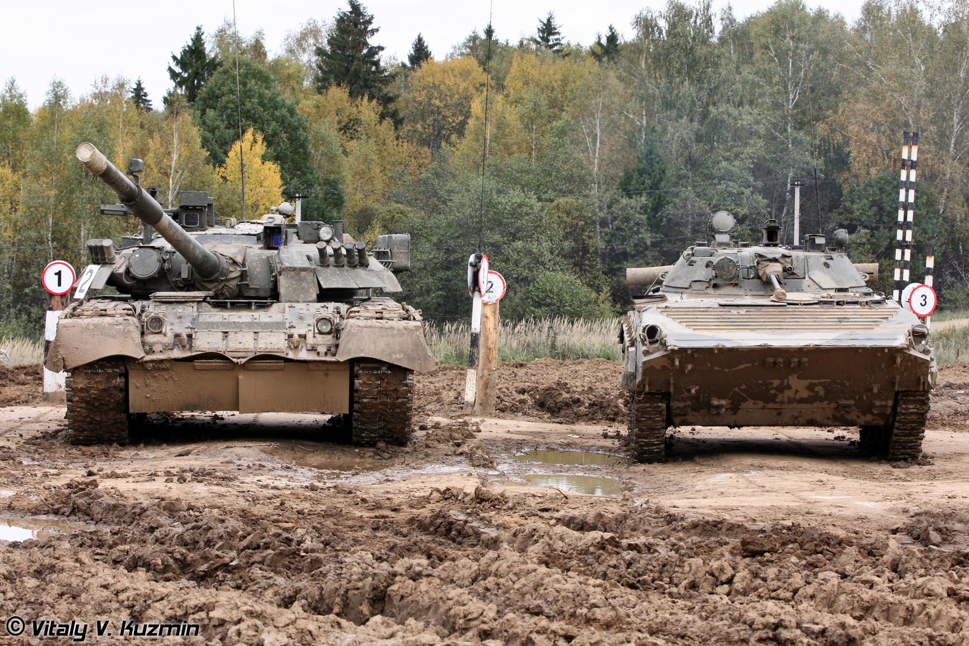 bmp-2 czołgi poligon t-80u armaty las błoto