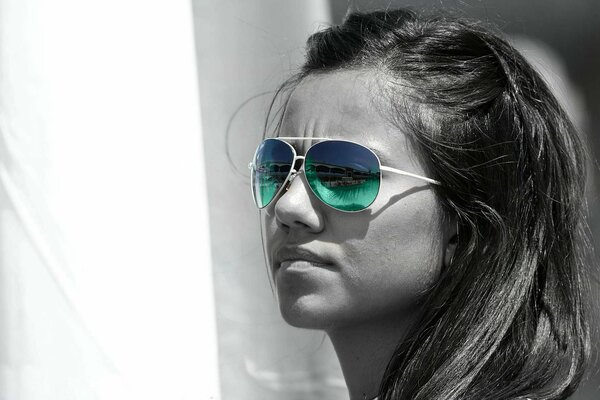 Chica en efecto blanco y negro y con gafas de color