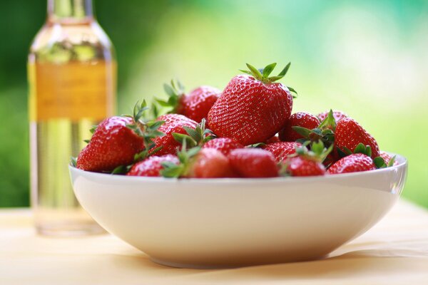 Assiette de grosses fraises rouges