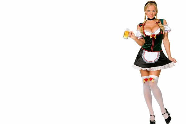 Chica en traje de camarera con cerveza