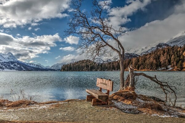 Lac et skomeikp dans le paysage hivernal