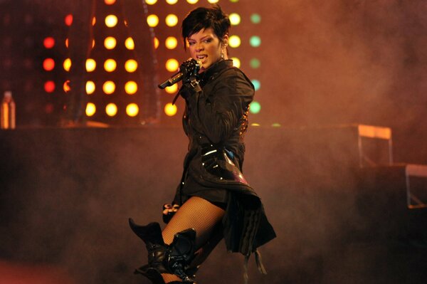 Cool Rihanna at the concert