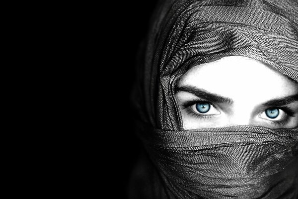 Chica en el hiyab con los ojos azules