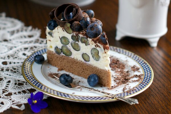 Pedazo de pastel de cuajada con uvas en un plato