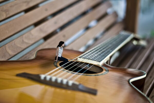 Chica sentada en la guitarra