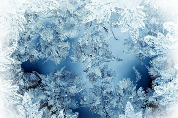 Frostiges Muster auf Fensterscheibe