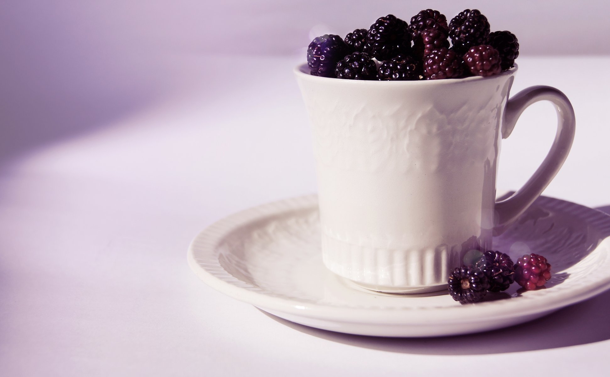 berries saucer white blackberry cup