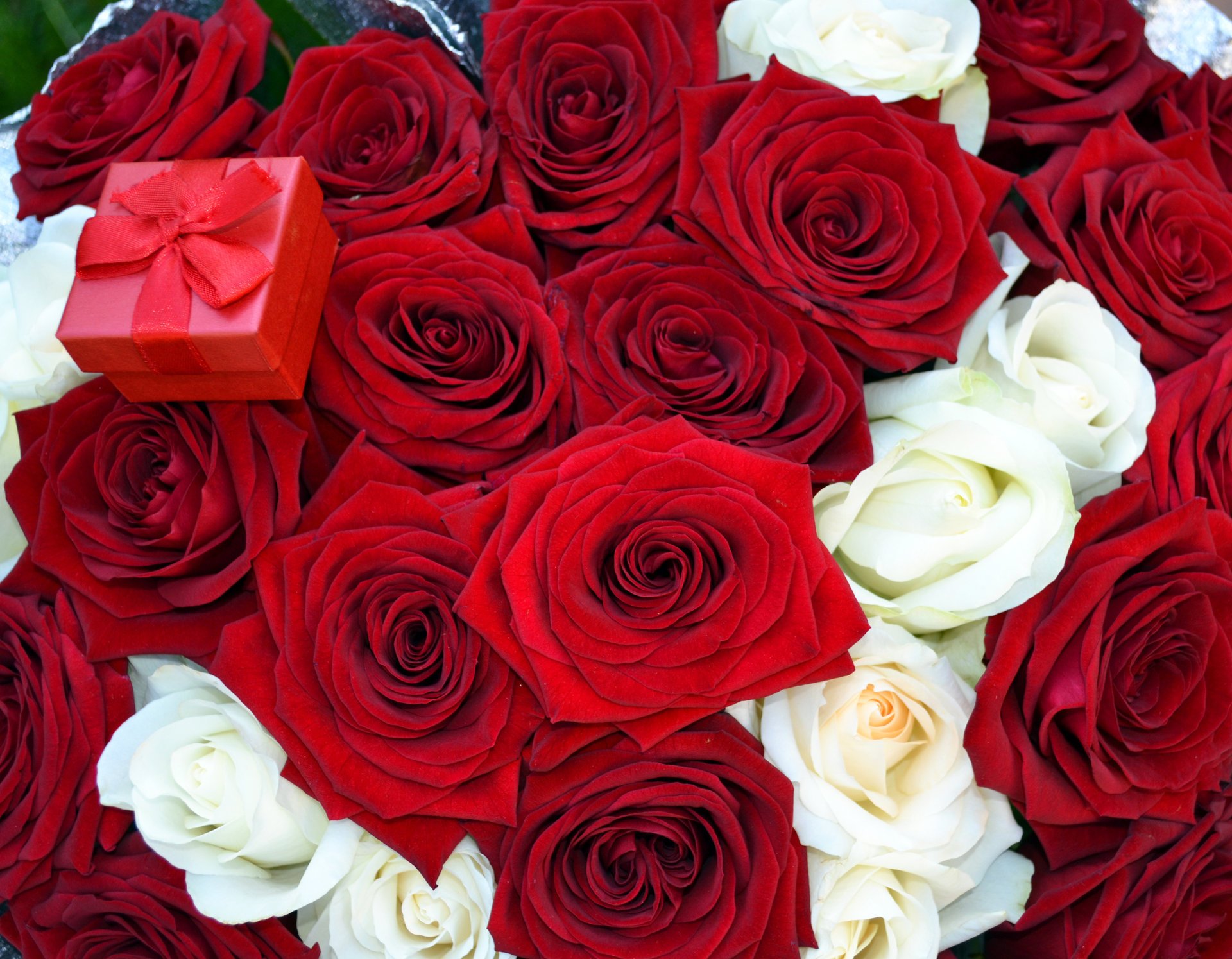 roses flowers offer red bouquet box