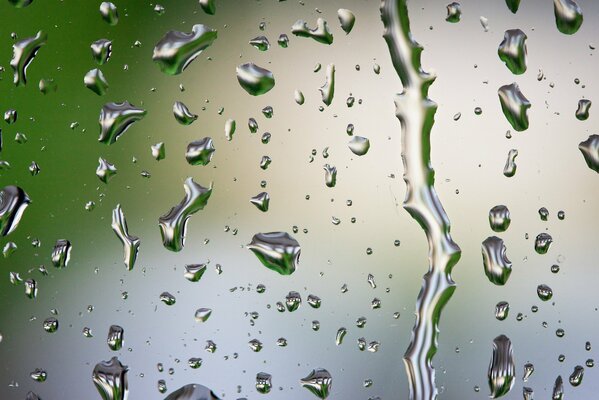 Gotas de lluvia en el vidrio de la ventana