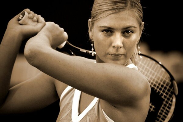 Maria Sharapova avec une raquette de tennis dans les mains