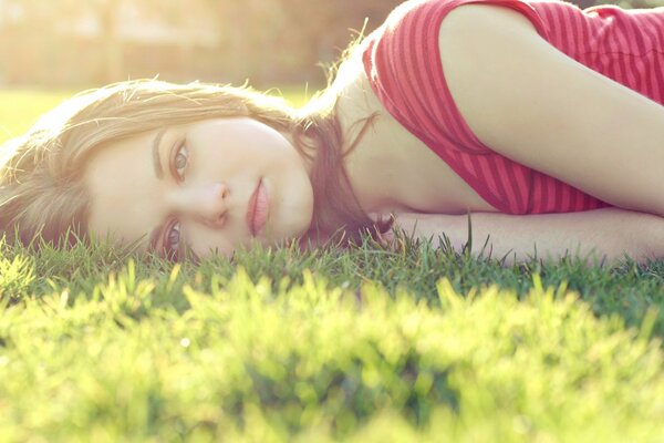 Belle fille se trouve sur l herbe