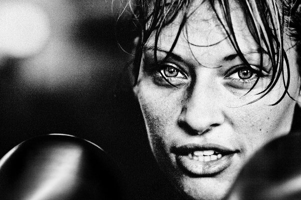 Photo en noir et blanc d un boxeur pendant un combat