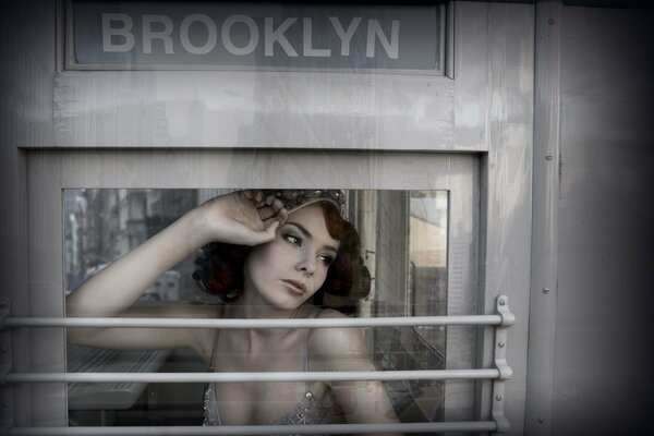 Chica en la ventana del tren que se va