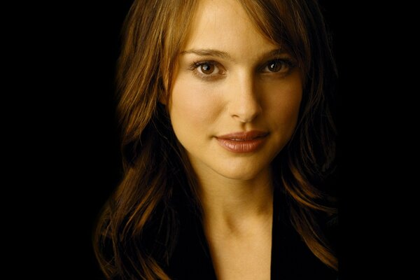 Portret Natalie Portman na ciemnym tle