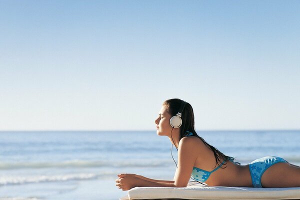 Fille au bord de la mer et de la musique