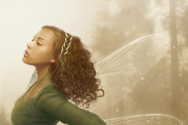 Elfe fille bouclée avec des ailes