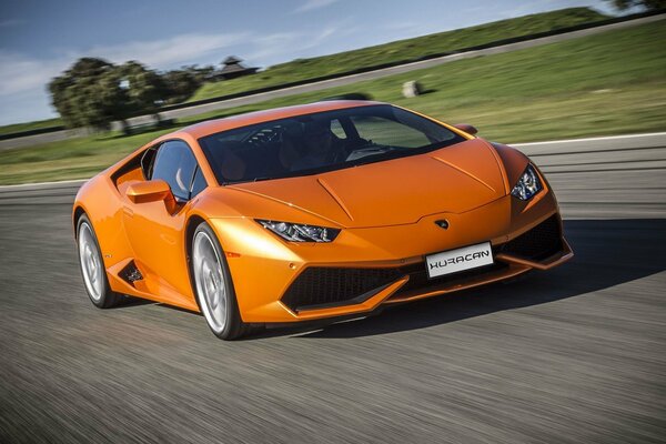 Hermosa foto de Lamborghini en la carretera en movimiento