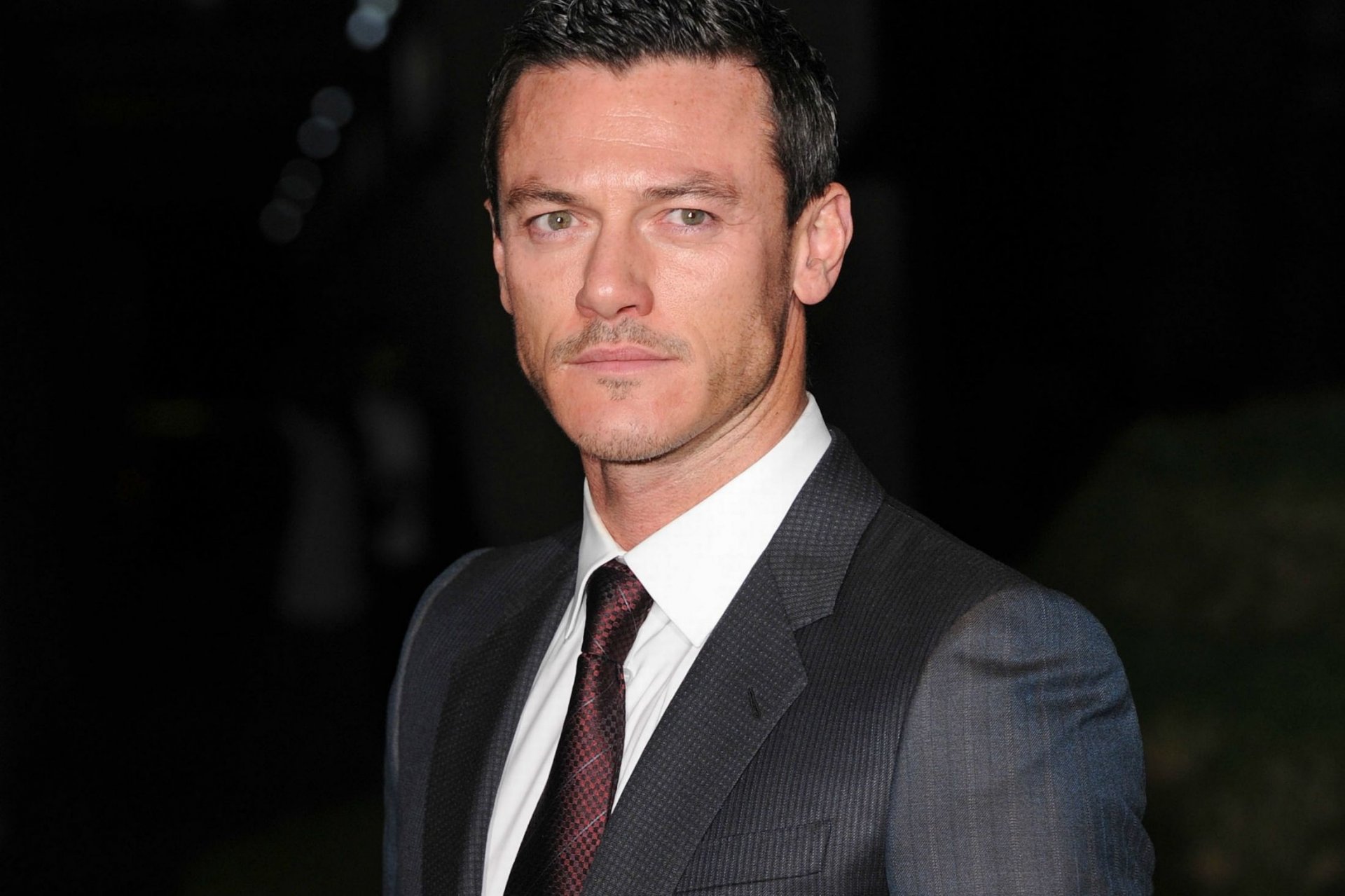 luke evans uomo sguardo vestito