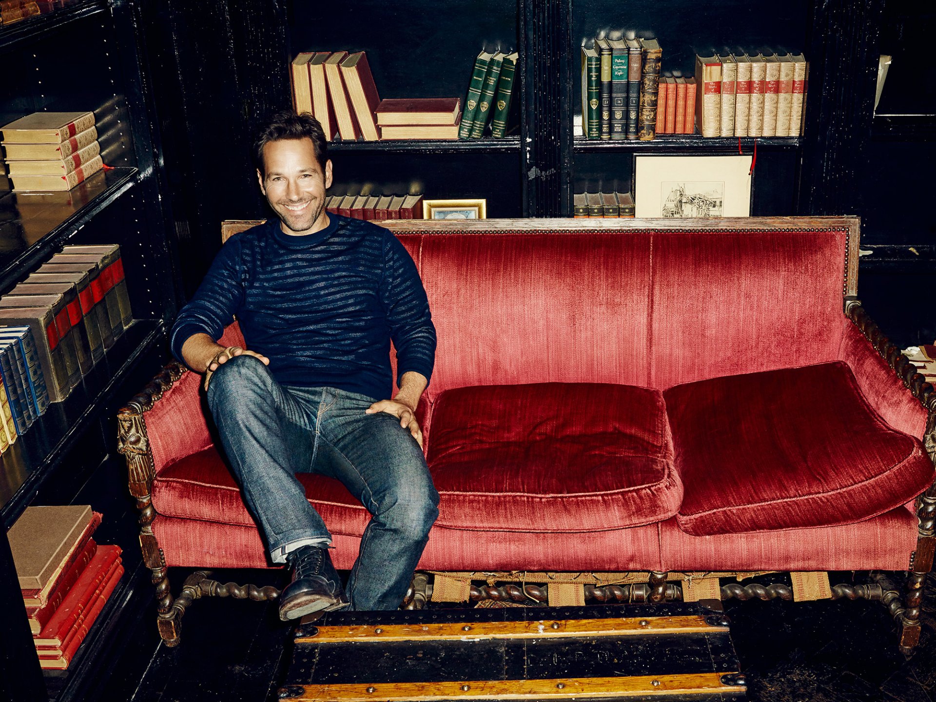 paul rudd attore sorriso maglione jeans divano scaffali libri servizio fotografico rivista the hollywood reporter thr 2015 fotografo meredith jenks