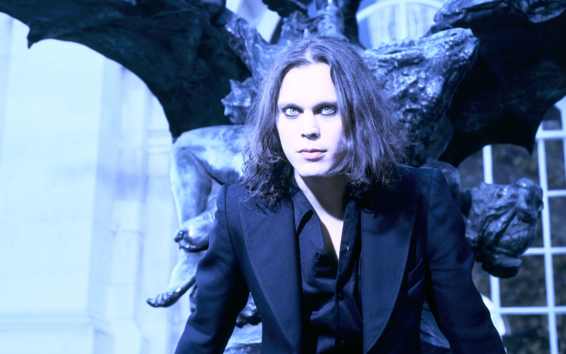 ville valo cantante compositor artista líder multi-instrumentista él músico cantante compositor traje estatua alas edificio