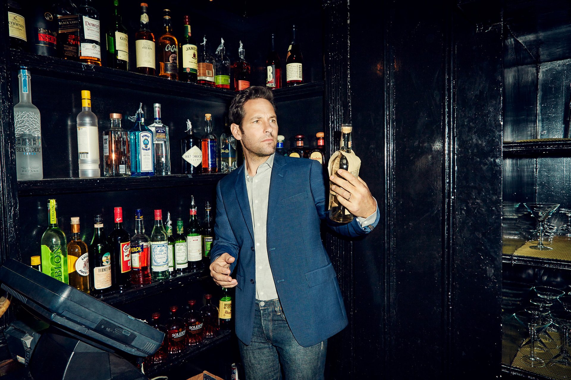 paul rudd acteur veste jeans étagères bouteilles séance photo magazine the hollywood reporter thr 2015 photographe meredith jenks