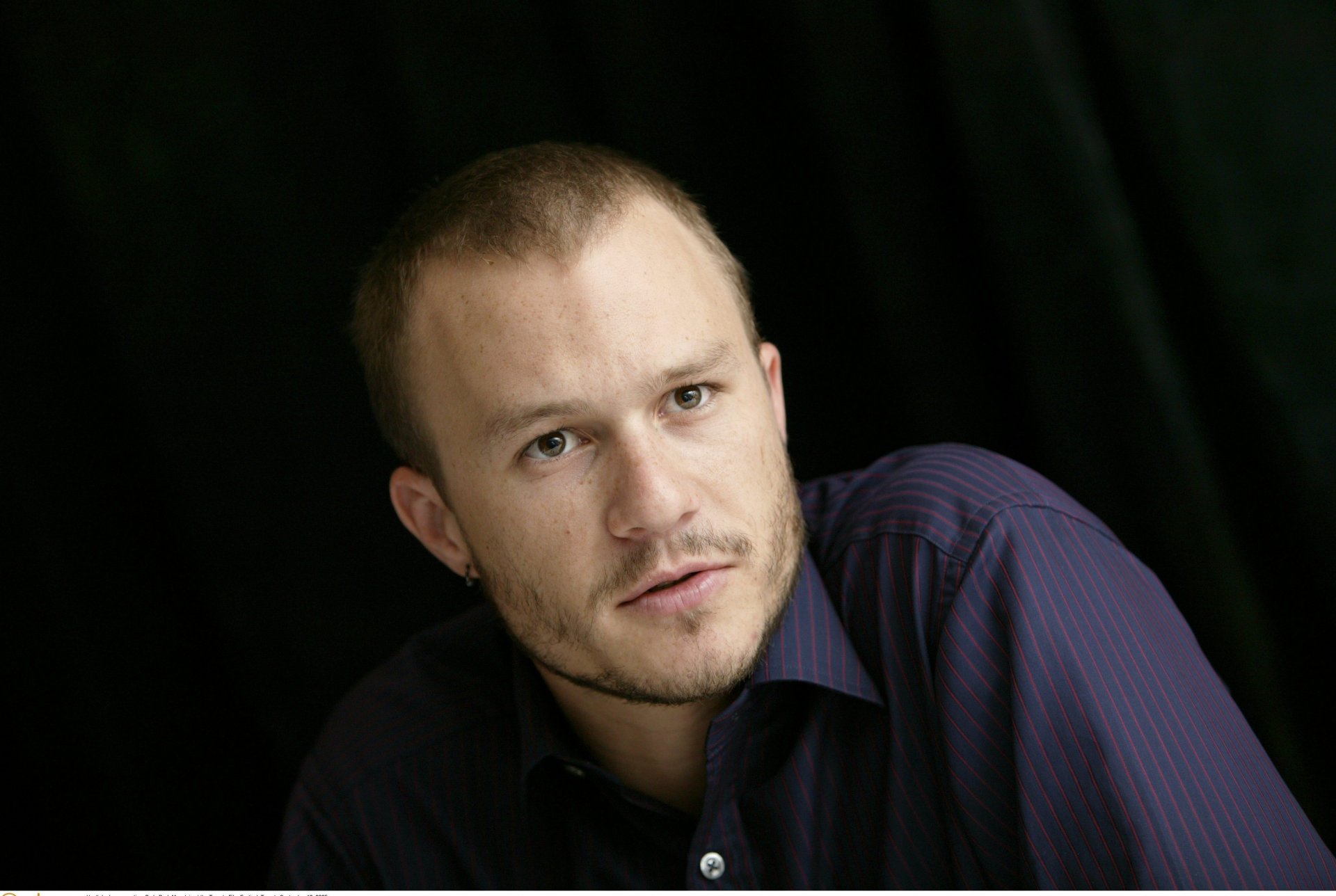 heath ledger actor hombre cerdas camisa tatuaje pendientes