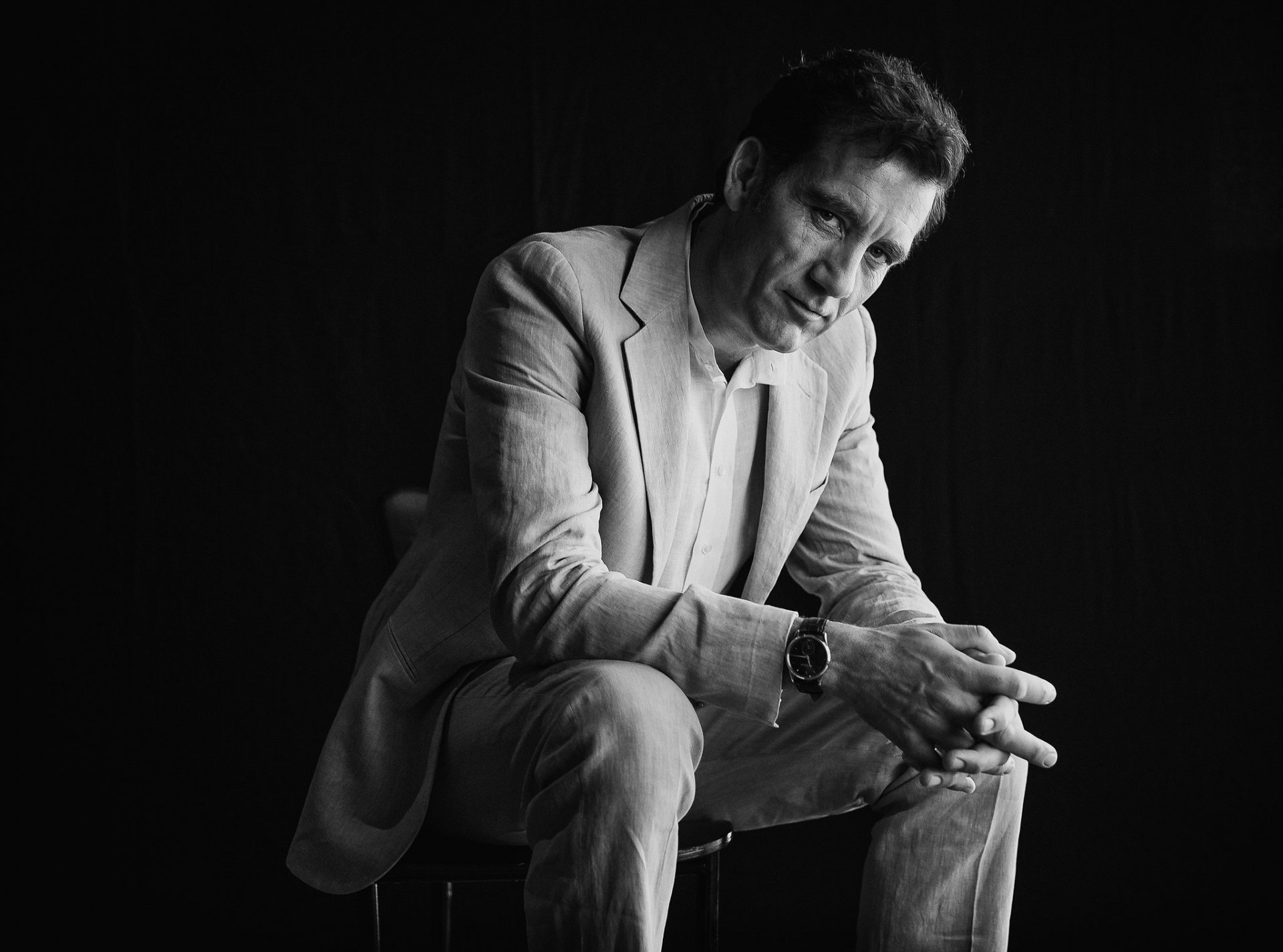 clive owen acteur new york times damon winter fond noir noir et blanc