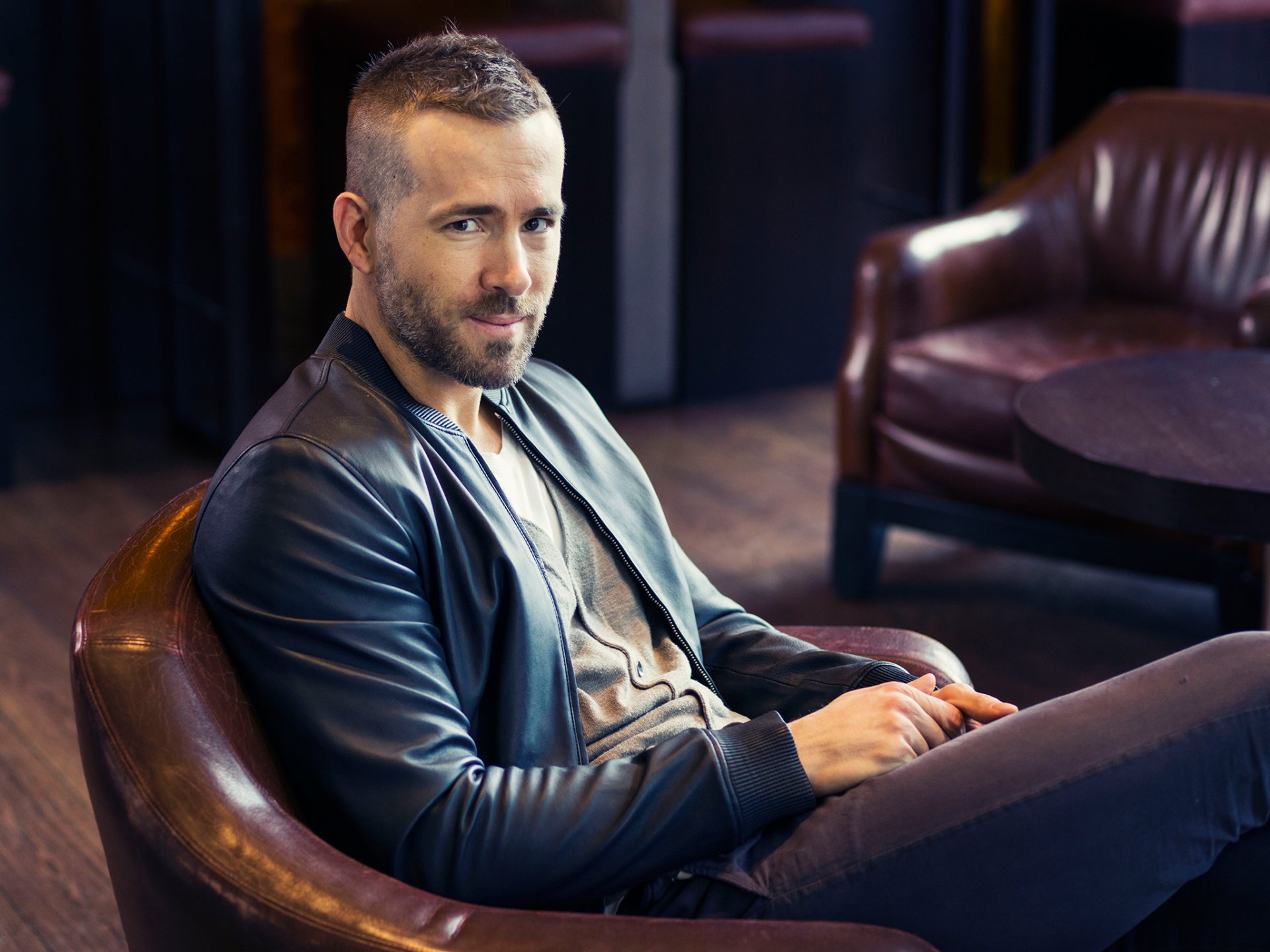 ryan reynolds schauspieler sessel tisch fotoshooting victoria wille