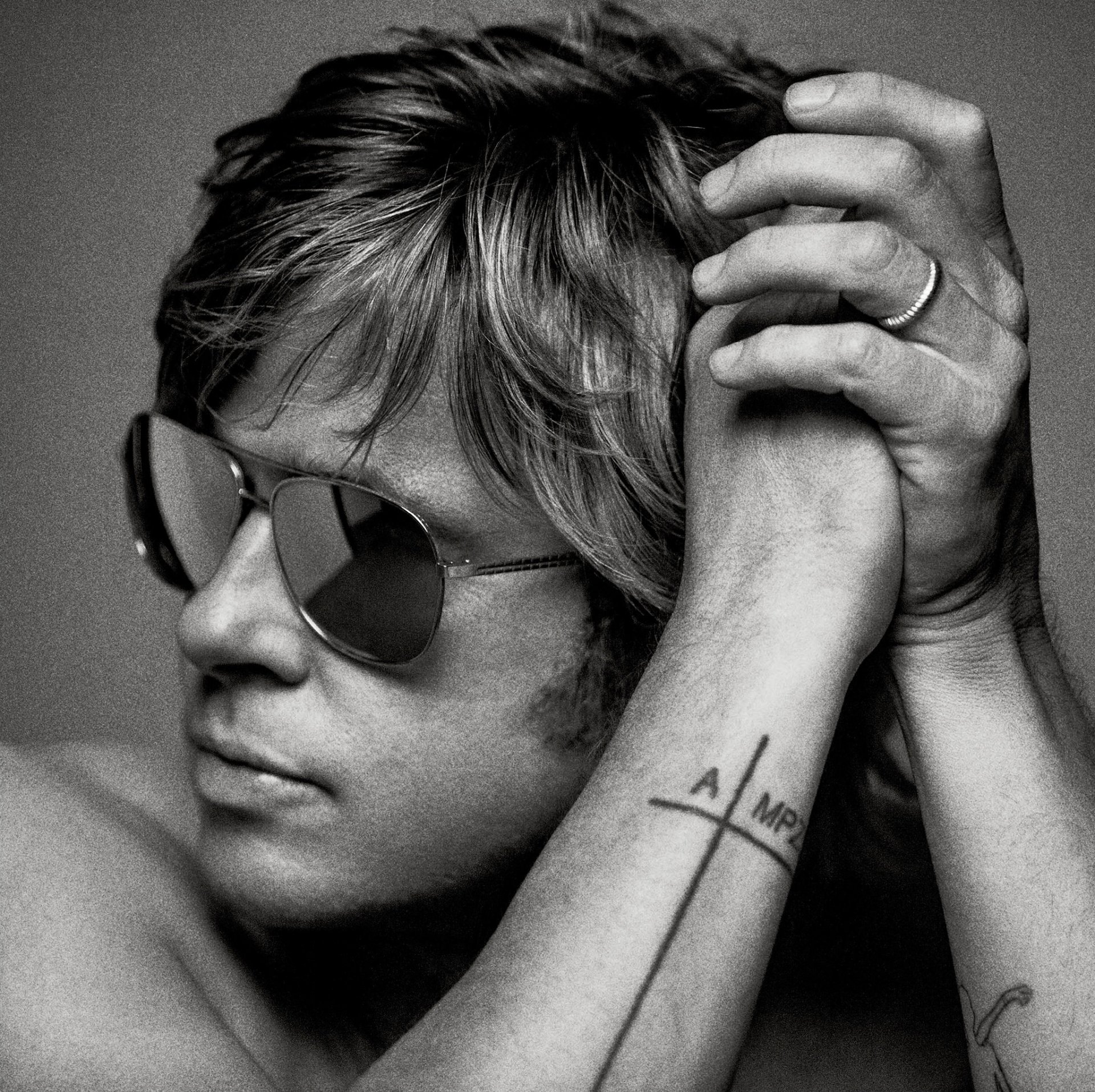 brad pitt actor photo black and white close-up sunglasses hands tattoo