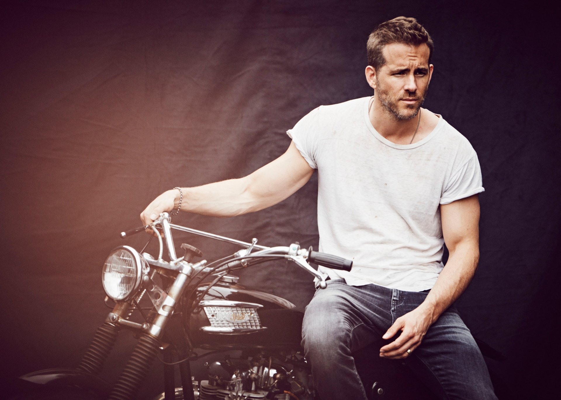 ryan reynolds aktor t-shirt dżinsy motocykl tło sesja zdjęciowa magazyn instyle 2015 matthew brooks