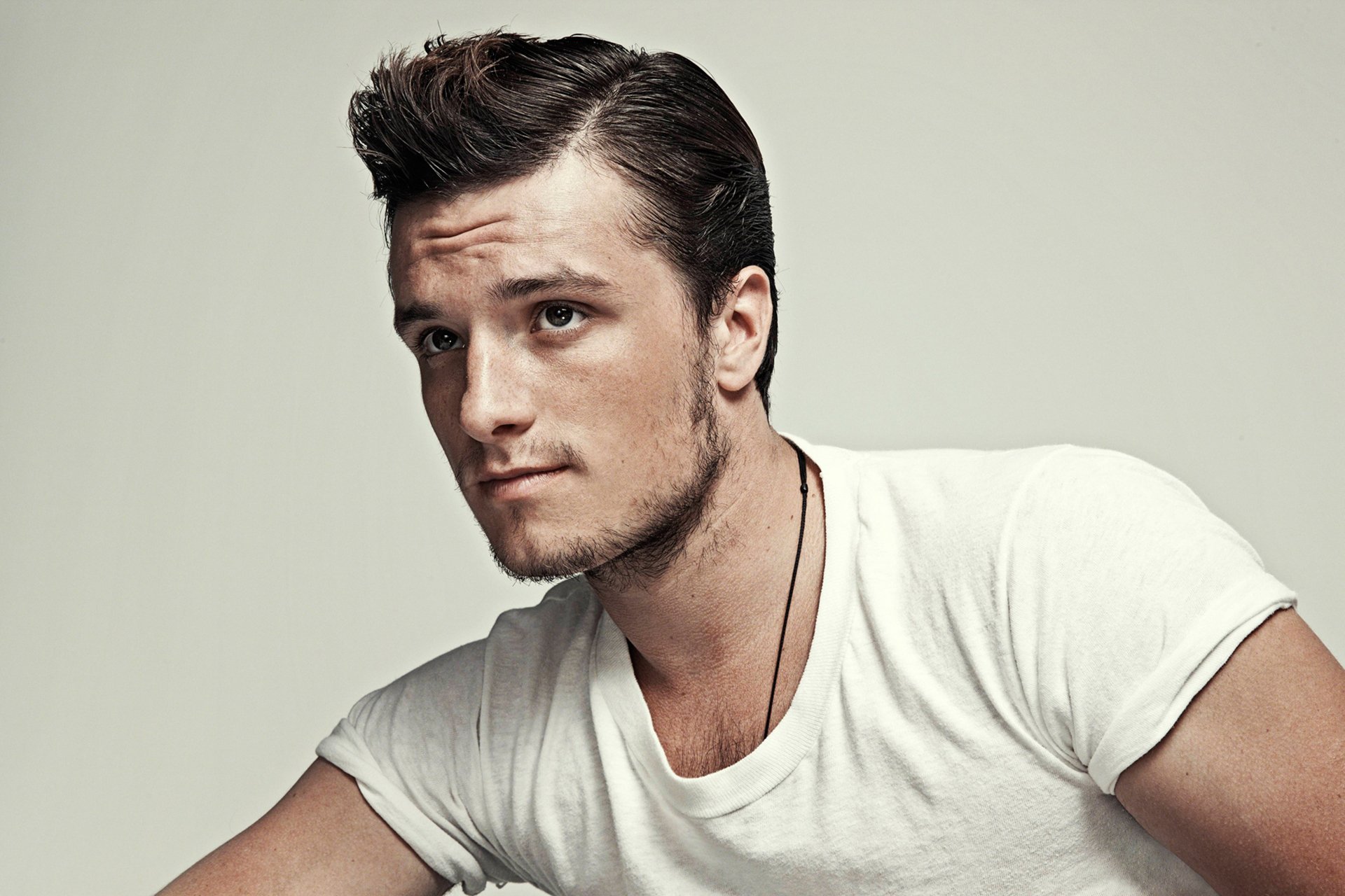 josh hutcherson schauspieler porträt frisur t-shirt hintergrund magazin aus fotograf nino muñoz