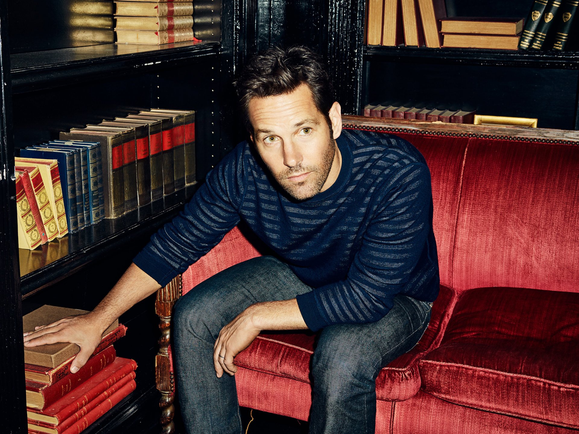 paul rudd attore maglione jeans divano libri servizio fotografico rivista the hollywood reporter thr 2015 fotografo meredith jenks