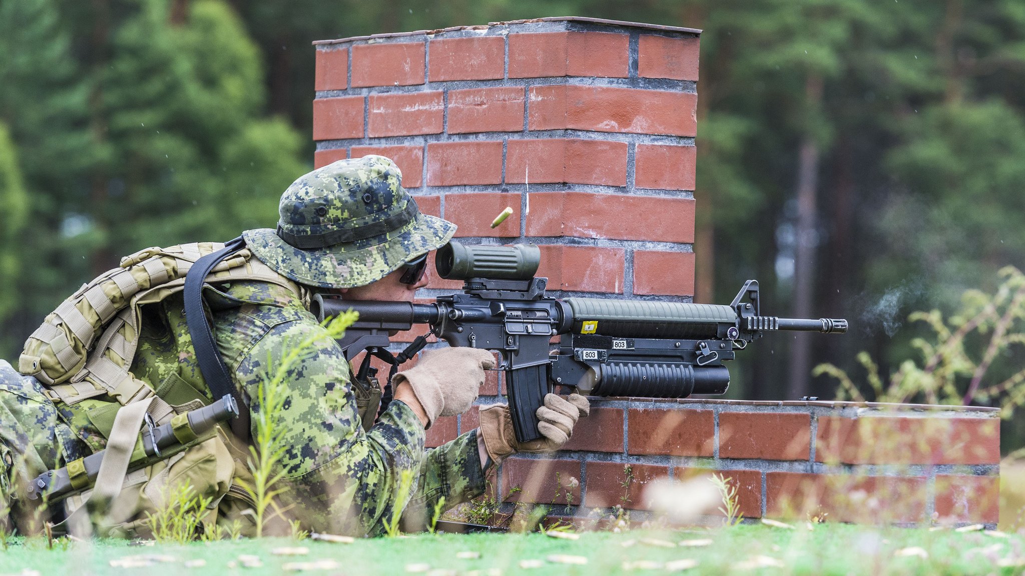 canadian army men weapon