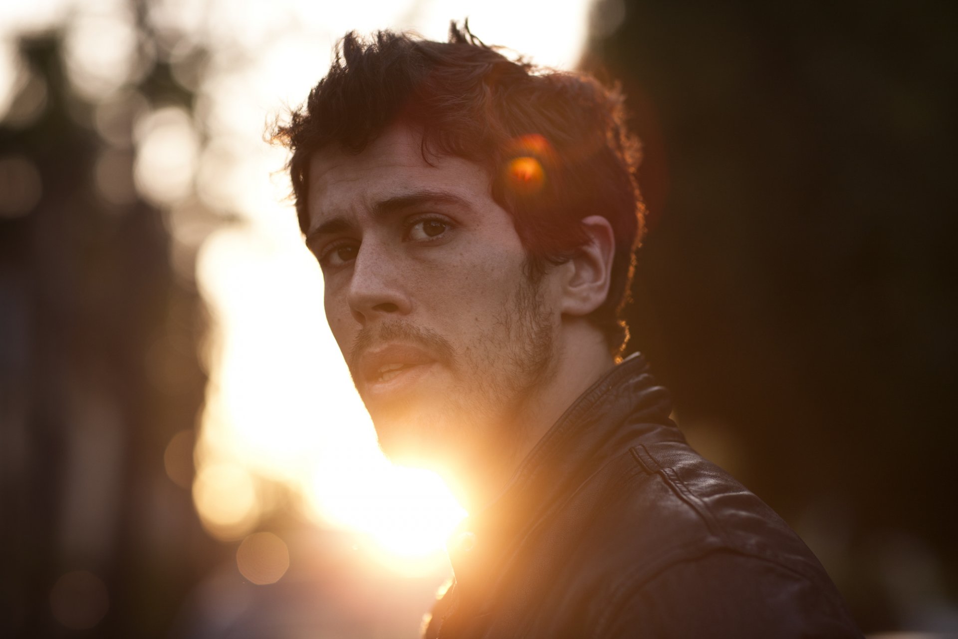 toby kebbell attore bagliore occhi barba messa a fuoco